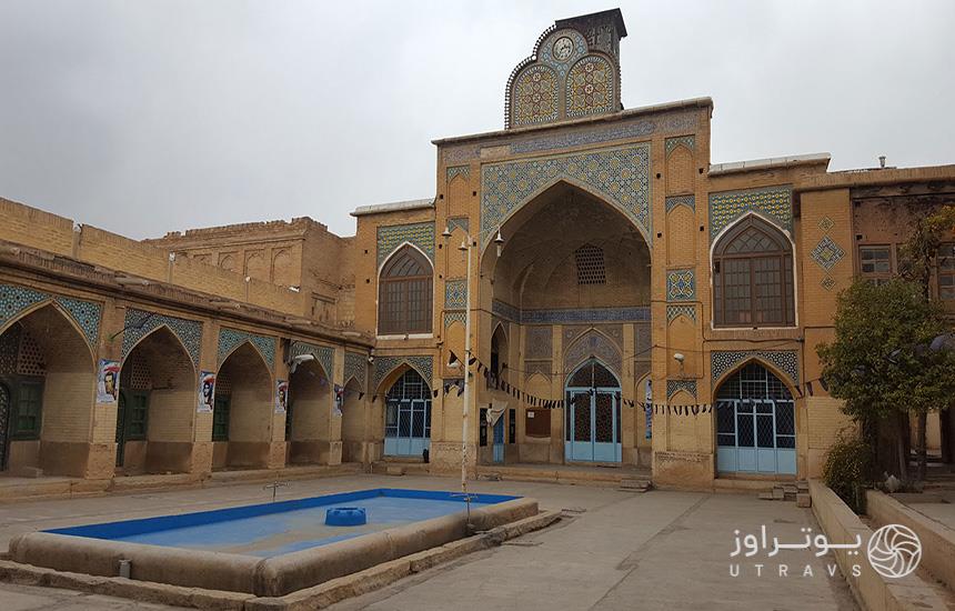 صحن مسجد «مشیرالملک» شیراز که حوضی مستطیل‌شکل در وسط و شبستان‌های آجریِ کاشی‌کاری‌شده در دو طرف دارد. 